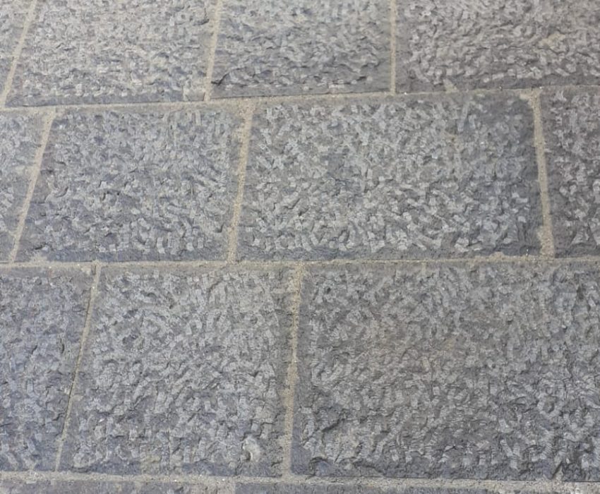 Pavimenti di pietra lavica scalpellati a mano spessore 8 cm 0,40 a correre