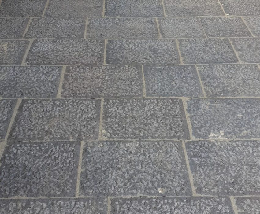 Pavimenti di pietra lavica scalpellati a mano spessore 8 cm 0,40 a correre